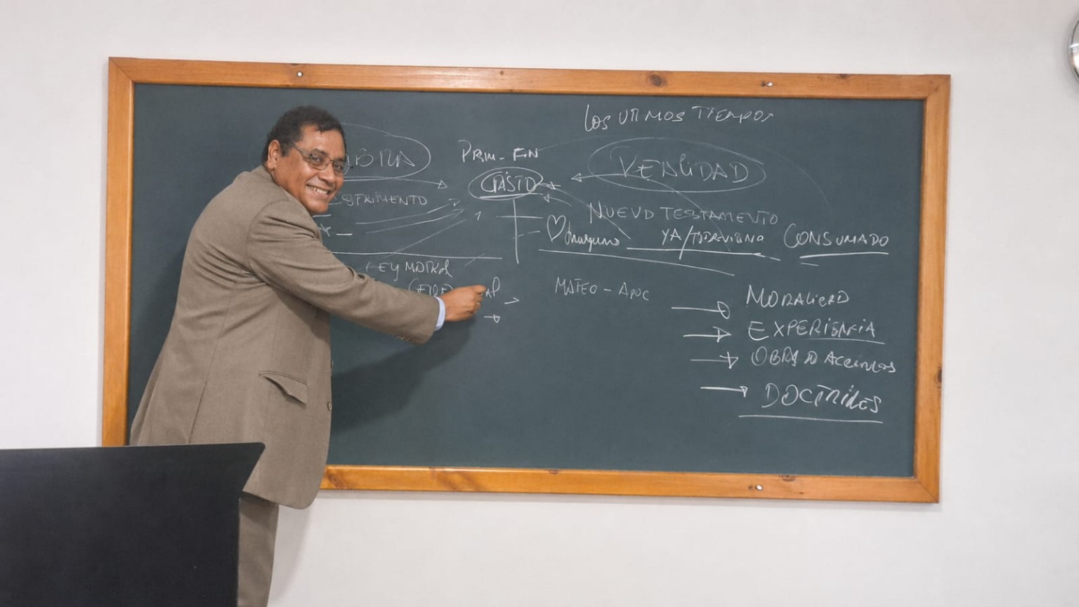 Docente durante una clase de formación bíblica